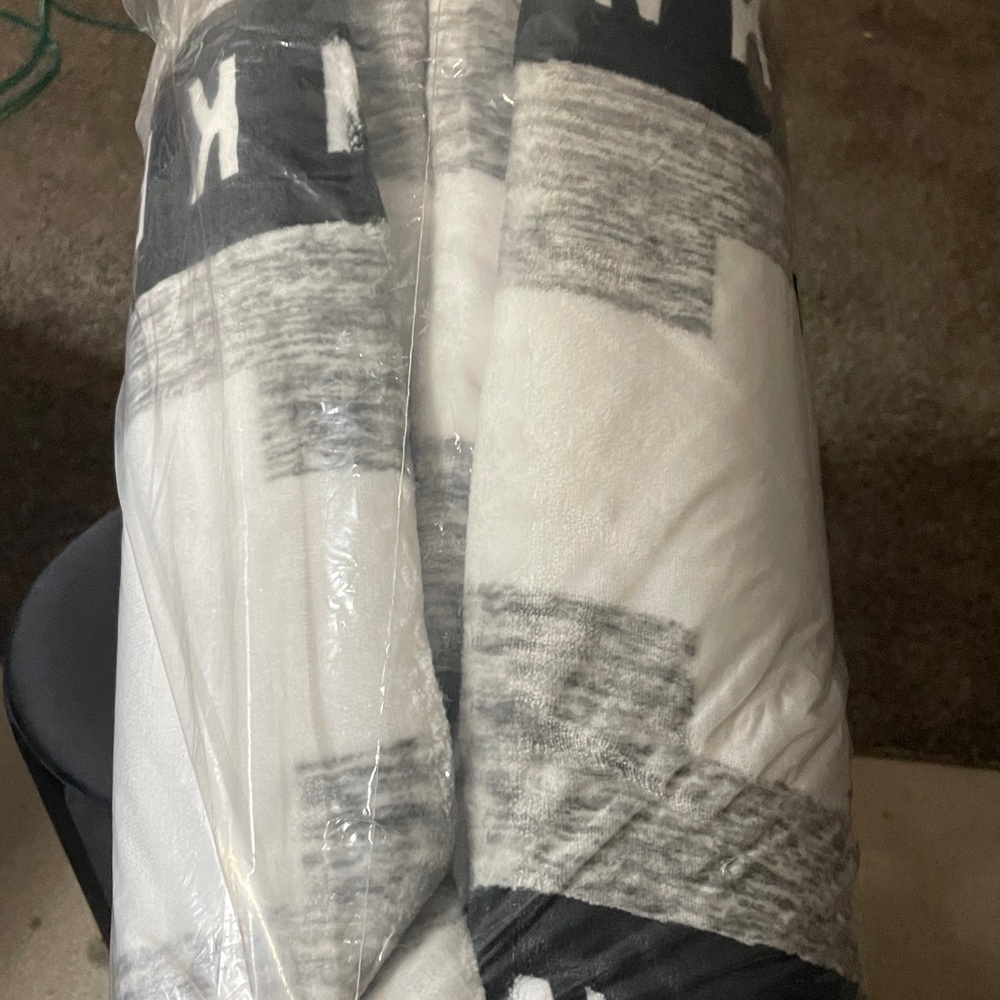Pink Victoria’s Secret Sherpa blanket BNIB - Picture 2 of 5